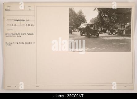 Motor Transport Corps che partecipa a una parata a Washington, D.C. in un'immagine catturata dal fotografo Sot. Warner, S.C., il 9 luglio 1919. La fotografia mostra i camion che trasportano carichi pesanti durante la parata. L'evento si è svolto il 29 giugno 1919. Foto Stock