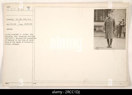 Il tenente colonnello Courtney H. Hodges del 6th Infantry nella 5th Division è mostrato in questa fotografia con indosso la sua Distinguished Service Cross. Fu insignito della medaglia per aver dimostrato un eccezionale coraggio durante l'attraversamento della Mosa a Brieulles. La foto è stata scattata a Treves, in Germania. Foto Stock