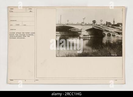 Immagine: Il ponte Ku, situato a Soissons, in Francia, visto in rovina dopo essere stato distrutto durante la prima guerra mondiale Questa fotografia, scattata nel 1919 da CD, cattura le conseguenze del ritiro tedesco. Il ponte, che attraversava il fiume Aisne, è ora lasciato in uno stato di devastazione e crollo. (Pubblicato come Nota F0573) Foto Stock