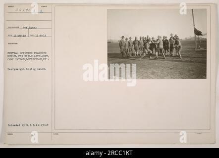 Soldati che partecipano ad una partita di pugilato dei pesi massimi a Camp Taylor, Louisville, Kentucky durante la prima guerra mondiale La partita faceva parte di una Central Officers' Training School for Field Artillery. Fotografia scattata il 5 novembre 1918 da Pvt. Lubbe e rilasciata da M.I.B. il 23 novembre 1918. Foto Stock