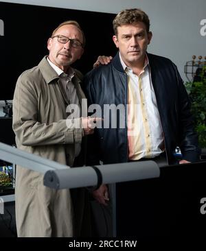 Monaco, Germania. 6 luglio 2023. Alexander Held (l, nel ruolo dell'ispettore Ludwig Schaller) e Sebastian Bezzel (nel ruolo di Max Hämmerle), fotografati sul set della serie criminale 'München Mord. Crediti: Sven Hoppe/dpa/Alamy Live News Foto Stock