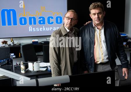 Monaco, Germania. 6 luglio 2023. Alexander Held (l, nel ruolo dell'ispettore Ludwig Schaller) e Sebastian Bezzel (nel ruolo di Max Hämmerle), fotografati sul set della serie criminale 'München Mord. Crediti: Sven Hoppe/dpa/Alamy Live News Foto Stock