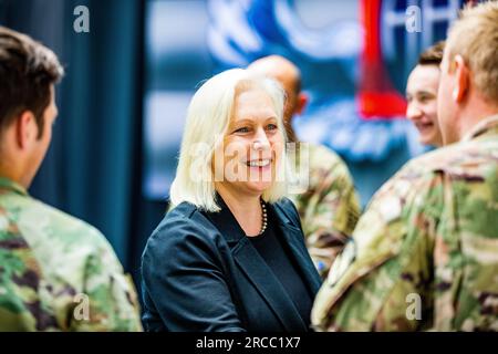 Jasionka, Polonia. 12 luglio 2023. STATI UNITI Il senatore Kirsten Gillibrand, D-NY, parla con i paracadutisti dell'esercito degli Stati Uniti assegnati alla 82a Divisione aerea, durante un incontro e un saluto con i membri di una delegazione del Congresso all'Aeroporto di Rzeszow Jasionka, il 12 luglio 2023 a Jasionka, Polonia. I paracadutisti sono posizionati lungo il confine con l'Ucraina a sostegno della NATO. Credito: Vincent Levelev/US Army Photo/Alamy Live News Foto Stock