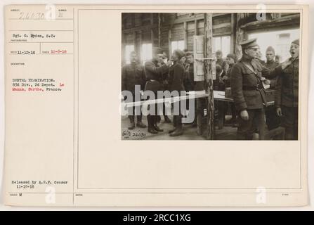 Un soldato statunitense della 83rd Division viene sottoposto ad un esame odontoiatrico presso il 2nd Depot di le Manns, Sarthe, Francia durante la prima guerra mondiale. Questa foto è stata scattata il 6 ottobre 1918 dal sergente G. Ryden del Signal Corps. Nota: Foto rilasciata da A.E.P. Censura il 15 novembre 1918. Foto Stock