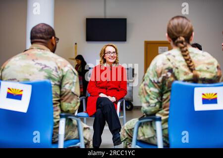 Jasionka, Polonia. 12 luglio 2023. L'ex rappresentante degli Stati Uniti Gabby Giffords, parla con i paracadutisti dell'esercito degli Stati Uniti assegnati alla 82nd Airborne Division, durante un incontro e un saluto con i membri di una delegazione del Congresso all'aeroporto di Rzeszow Jasionka, il 12 luglio 2023 a Jasionka, in Polonia. I paracadutisti sono posizionati lungo il confine con l'Ucraina a sostegno della NATO. Credito: Vincent Levelev/US Army Photo/Alamy Live News Foto Stock