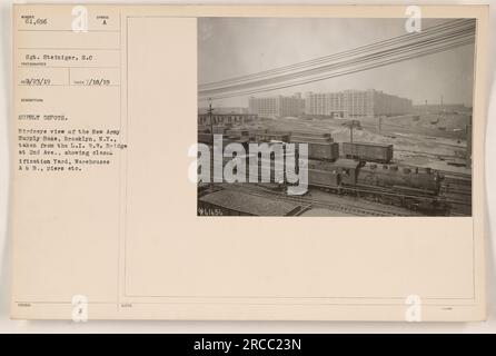 Vista aerea della New Army Supply base a Brooklyn, New York, presa dalla L.I. R.R. Ponte sulla 2nd Ave. L'immagine acquisisce la classificazione Yard, i magazzini A e B e i moli. Questa istantanea, acquisita dal sergente Steiniger, fornisce una panoramica dei depositi di fornitura. Foto Stock