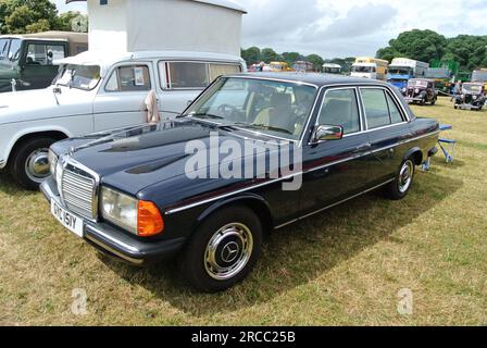 Una Mercedes Benz 230E del 1982 parcheggiata in mostra al 48th Historic Vehicle Gathering, Powderham, Devon, Inghilterra, Regno Unito. Foto Stock