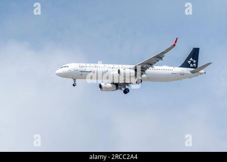 Antalya Turchia 04.22.2023: Turkısh. L'aereo delle compagnie aeree atterra al terminal di Antalya. Foto Stock