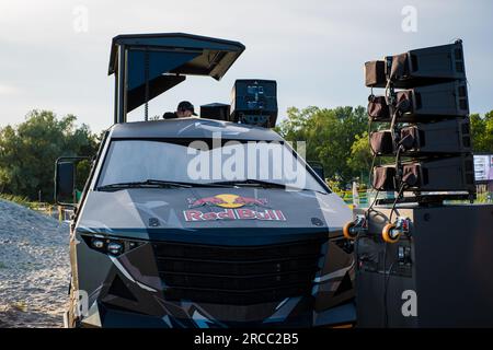 Pärnu, Estonia - 8 luglio 2023: Stazione Red Bull DJ Truck che suona musica su una spiaggia. DJ mobile. Red Bull veicolo blindato Moon. Foto Stock