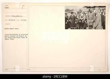 Lieut. McClure riceve un bouquet di fiori dalle Girls Army Motor Corps di Ogden, Utah, durante un viaggio in convoglio. L'evento avvenne il 1 agosto 1919 e fu catturato dal sergente Lacey. Foto Stock