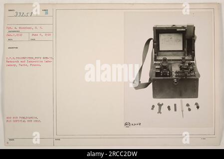 Il Sgt. A. Moscioni del Signal Corps è visibile in questa fotografia scattata il 2 gennaio 1919. L'immagine lo mostra in piedi accanto a un T.P.S. Trasmettitore, in particolare il modello SCR-71, presso il laboratorio di ricerca e ispezione di Parigi, in Francia. Questa foto non deve essere pubblicata ed è destinata esclusivamente all'uso ufficiale. Foto Stock