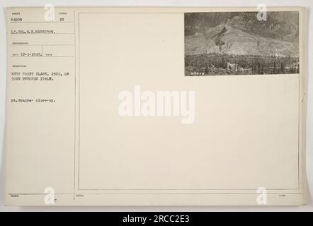 Una fotografia ravvicinata del tenente colonnello G.R. Harrison e i suoi compagni di West Point Class del 1921 durante il loro tour attraverso l'Italia. L'immagine mostra il gruppo in piedi di fronte al Monte Grappa. Questa foto è stata scattata il 1° dicembre 1919, e gli è stato assegnato il simbolo C per scopi di classificazione. Foto Stock