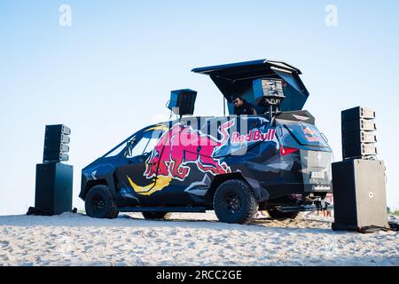 Pärnu, Estonia - 8 luglio 2023: Stazione Red Bull DJ Truck che suona musica su una spiaggia. DJ mobile. Red Bull veicolo blindato Moon. Foto Stock