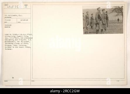 Tenente M.S. Enta ha scattato questa foto il 3-1-19 a Erden, in Germania. Mostra il colonnello H.C. Price, Brig. Comdr., Brig. Gen. J.P. O'Neil presenta una medaglia, e Brig. Gen. U.G. McAlexander, il destinatario, recensendo le truppe della 180th Brigade, 90th Division, che sfilò in suo onore. Foto Stock