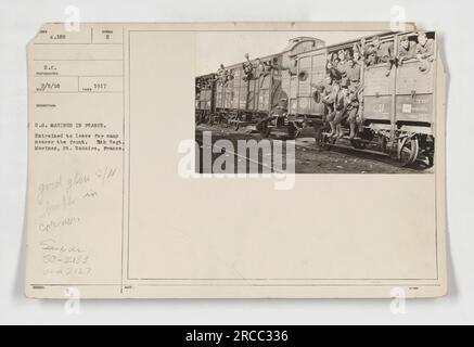 STATI UNITI I Marines in Francia si preparano a partire per un campo più vicino alle linee del fronte durante la prima guerra mondiale. Questa immagine mostra il 5° Reggimento Marines a St. Nazaire, Francia. La foto è stata scattata il 5 gennaio 1918 da un fotografo identificato come ABER. Questa immagine è simile alle fotografie numeri 50-2183 e 2127, che raffigurano U.S. Marines del 9° reggimento nella stessa posizione. Notare la chiarezza del negativo della lastra di vetro e che la data indicata sul retro è l'11 settembre 1917. Foto Stock