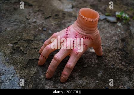 Spaventosa e realistica mano umana con cicatrici e macchie. Tagliare la mano con le dita attive. Giocattolo di plastica. Foto Stock