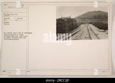 Vecchia linea di cavi tedesca di 60 centimetri con un grado del 50%. Fotografia scattata dal tenente W. Fox, S.C., il 28 marzo 1919, a Vieville Sous Les Cotes, Meuse, Francia. L'immagine mostra il 12th Light Ry. Engrs. attività militare. Le note indicano che l'immagine fa parte di una serie del 23 marzo 1919. Foto Stock