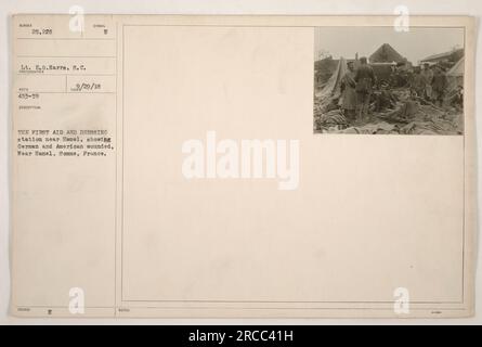 Stazione di pronto soccorso e vestizione vicino Hamel, somme, Francia durante la prima guerra mondiale. La fotografia mostra soldati feriti tedeschi e americani che ricevono cure mediche. Preso dal tenente E.0.Harrs, S.C. in una data non specificata. Foto numero 25.228 nella collezione. Le note indicano un riferimento a "Symbol EDH TA?" e la data "3-000"," Foto Stock