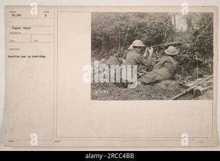 Soldati che comandano una mitragliatrice sul campo di battaglia. La fotografia, scattata dal Signal Corps, è numerata 50.181. Raffigura l'arma in posizione ed è stata emessa con il simbolo "e". Fa parte di una collezione di fotografie che catturano le attività militari americane durante la prima guerra mondiale. Foto Stock