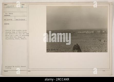 Una fotografia scattata il 13 novembre 1918 mostra una vista generale guardando a nord verso la città di Nantillois e il campo di battaglia. La città e la collina circostante facevano parte del territorio dove la 80th Division combatté durante la prima guerra mondiale. Situata a Mosa, in Francia, l'immagine cattura le conseguenze della battaglia. Questa fotografia è stata rilasciata da A.E.P. Censor il 16 gennaio 1919. Foto Stock