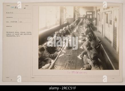 Vista interna della sala Telegraph presso la Signal Corps School of radio and Multiplex Telegraphy di New York. Questa foto è stata scattata il 27 aprile 1919 dal fotografo Reco. L'immagine mostra l'apparecchiatura e il personale responsabile dell'invio e della ricezione dei messaggi telegrafici. La descrizione sottolinea che la fotografia è esclusivamente per uso ufficiale. Foto Stock