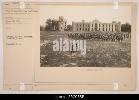 Soldati del Virginia Military Institute di Lexington, Virginia, che partecipano a un'esercitazione da battaglione. Questa fotografia è stata scattata il 19 settembre 1918 e fa parte di una serie di fotografie che documentano le attività militari americane durante la prima guerra mondiale È contrassegnato con il numero di identificazione 55077 ed è classificato come "solo per uso ufficiale". Foto Stock