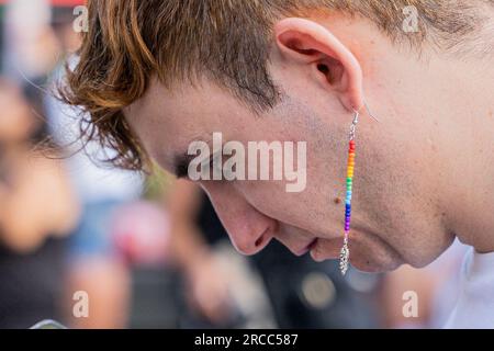 Barcellona, Barcellona, Spagna. 13 luglio 2023. Isabel Franc e Jordi Petit hanno letto la proclamazione di Pride BCN 2023, la grande festa dell'orgoglio LGTBIQ. In un contesto segnato dall'ascesa dell'estrema destra, celebrazioni come questa hanno più che mai senso contro la repressione e a favore dei diritti umani e della libertà individuale. (Immagine di credito: © Marc Asensio Clupes/ZUMA Press Wire) SOLO USO EDITORIALE! Non per USO commerciale! Foto Stock