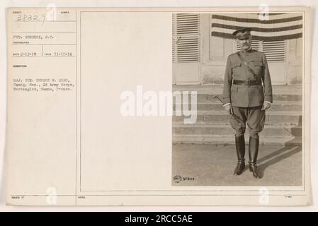 Il soldato Gunshor del reggimento della Carolina del Sud viene fotografato con il maggiore generale George W. Read, il comandante generale del 2nd Army Corps di stanza a Bertangles, somme, Francia durante la prima guerra mondiale. Questa immagine è stata scattata il 15 novembre 1916, come indicato dal marchio del fotografo. Foto Stock