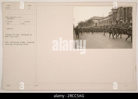 Il 2nd Battalion della 77th Division del 306th Infantry è visto in una parata a New York City. La fotografia mostra che passano davanti al supporto di revisione. L'immagine è stata scattata il 12 maggio 1919 dal fotografo S.C. Warner. Le informazioni sulla descrizione provengono da un record datato 6 maggio 1919. Foto Stock