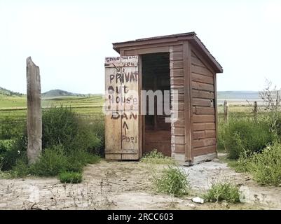 Outhouse privato, Dawes County, Nebraska, USA, Arthur Rothstein, STATI UNITI Farm Security Administration, novembre 1939 Foto Stock