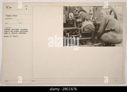 I soldati della Central Officers' Training School for Field Artillery a Camp Z. Taylor, Kentucky, si preparano a sparare le loro armi. La fotografia, etichettata 111-SC-26778, è stata scattata da un fotografo del Signal Corps e ha ricevuto e rilasciato un simbolo A. fa parte della collezione "Photographs of American Military Activities during World War One". Foto Stock