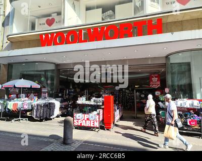 Kiel, Germania - 13. Luglio 2023: Area di ingresso dei grandi magazzini a Woolworth Foto Stock