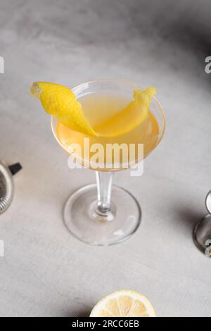 Cocktail Sidecar, brandy alcolico, liquore a tre secondi, succo di limone fresco e guarnire con scorza di limone Foto Stock