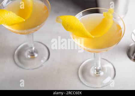 Cocktail Sidecar, brandy alcolico, liquore a tre secondi, succo di limone fresco e guarnire con scorza di limone Foto Stock