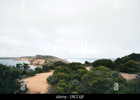 Paesaggio che si affaccia sullo stretto di Bass dalla base militare di Fort Nepean sulla penisola di Mornington in Australia Foto Stock