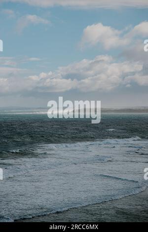 Guardando oltre lo stretto di Bass fino al faro di Point Lonsdale da Fort Nepean a Portsea, sulla penisola di Mornington. Foto Stock