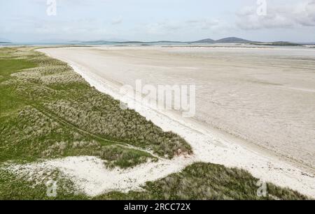 A est dalle dune di sabbia di machair costiere di Udal attraverso le sabbie di marea di Traigh Ear a Grenitote sulla costa settentrionale di North Uist, Outer Hebdrides, Scozia Foto Stock