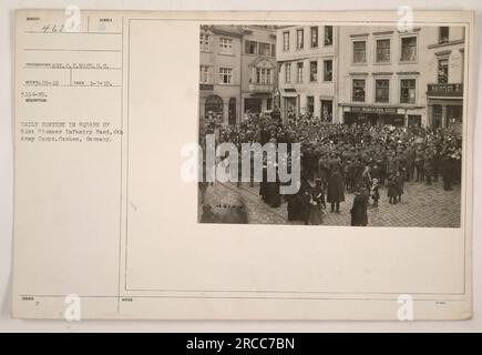 I soldati della 51st Pioneer Infantry Band, parte del 4th Army Corps, eseguono un concerto quotidiano nella piazza di Cochem, in Germania. La foto è stata scattata il 7 gennaio 1919. I membri della band sono visti suonare i loro strumenti mentre i cittadini si riuniscono per ascoltare. Foto Stock