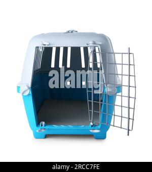 Trasportino per animali di colore azzurro isolato su bianco Foto Stock