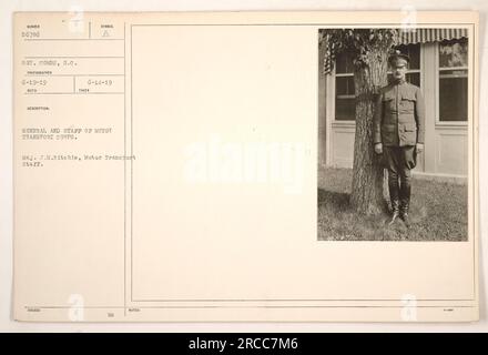 Il generale e lo staff della Motor Transport Corps posa per una foto. Maggiore J.M. Ritchie, un membro dello staff dei trasporti automobilistici, può essere visto nella foto. La foto è stata scattata dal sergente Combs il 19 giugno 1919 ed è stata ricevuta a scopo di documentazione il 14 giugno 1919. La didascalia indica anche che MC Notes 3--0000 corrisponde a questa immagine. Foto Stock