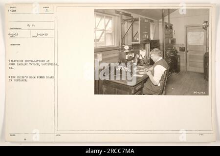 Questa fotografia, scattata il 2 febbraio 1919, raffigura installazioni telefoniche a Camp Zachary Taylor a Louisville, Kentucky, durante la prima guerra mondiale. In primo piano, c'è la scheda di alimentazione della sala del capo dei cavi, mentre in lontananza si possono vedere più apparecchiature telefoniche. Foto Stock