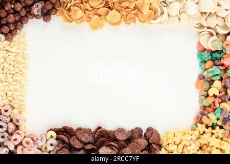 Varie cornici per cereali, spazio copia al centro per testo, ricetta o pubblicità. Isolato su sfondo bianco Foto Stock