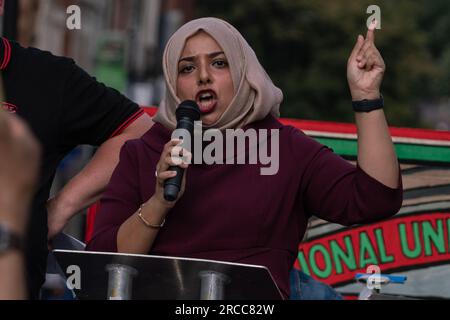 Londra, Regno Unito. 13 luglio 2023. Salva le biglietterie. Apsana Begum, parlamentare laburista per Poplar e Limehouse, parla fuori dalla stazione di Kings Cross contro le proposte annunciate dalle compagnie ferroviarie la scorsa settimana che potrebbero vedere chiudere fino a 1.000 biglietterie nei prossimi tre anni. Crediti: Guy Corbishley/Alamy Live News Foto Stock