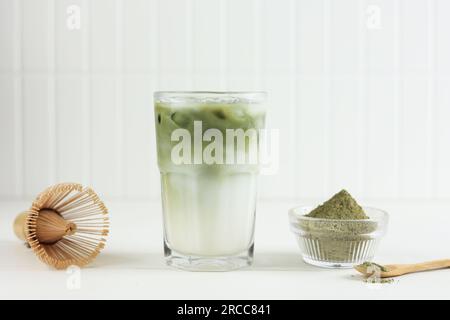 Tè verde freddo Matcha latte su sfondo bianco, spazio copia per testo Foto Stock