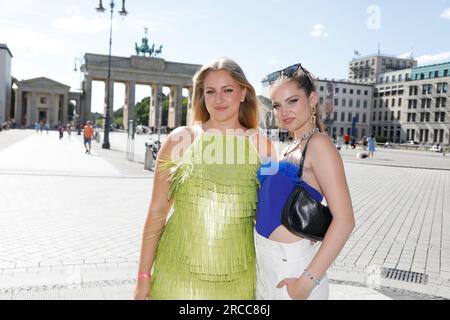 Dascha Carriero und Luca Angelina Vanak bei der Anja Gockel Fashion Show "Air" auf der Berlin Fashion Week Primavera/Estate 2024 im Hotel Adlon Kempinski Foto Stock