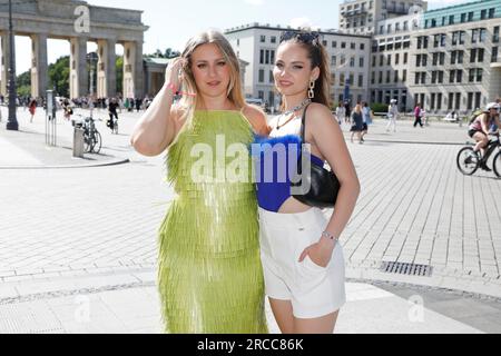 Dascha Carriero und Luca Angelina Vanak bei der Anja Gockel Fashion Show "Air" auf der Berlin Fashion Week Primavera/Estate 2024 im Hotel Adlon Kempinski Foto Stock