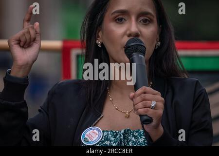 Londra, Regno Unito. 13 luglio 2023. Salva le biglietterie. I discorsi della RMT all'esterno della stazione di Kings Cross contro le proposte annunciate dalle compagnie ferroviarie la scorsa settimana che potrebbero vedere chiudere fino a 1.000 biglietterie nei prossimi tre anni. Crediti: Guy Corbishley/Alamy Live News Foto Stock