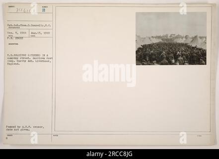 I soldati americani si sono riuniti in una strada aziendale a Knotty Ash, Liverpool, Inghilterra. La foto è stata scattata il 13 agosto 1918, durante la prima guerra mondiale L'immagine mostra i soldati statunitensi in un campo di riposo americano. In seguito è stato approvato dalla censura A.E.F., anche se la data esatta è sconosciuta. Foto Stock