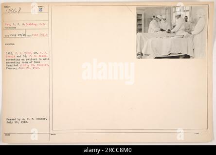 Pvt. L. P. Goldshlag del Signal Corps catturò un'immagine del capitano J. A. Duff, tenente P. P. Nesbit, e L. J. S. Allen che eseguiva un intervento chirurgico nella sala operatoria principale del base Hospital n. 101 a St. Masaire, Francia il 25 giugno 1918. La foto è stata scattata in quella data e ricevuta il 27 luglio 1918. L'immagine è stata successivamente approvata dalla censura delle American Expeditionary Forces il 16 luglio 1918. Foto Stock