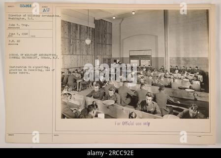 Soldati che ricevono istruzione in segnalazione e uso di inchiostri Morse presso la P.N. 22 School of Military Aeronautics presso la Cornell University di Ithaca, N.Y. La foto è stata scattata il 5 giugno 1918 da John P. Troy, direttore dell'Aeronautica militare a Washington, D.C. Questa immagine è solo per uso ufficiale. Foto Stock